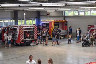 Besucher und Einsatzfahrzeuge in der Halle bei der Compoint-Hausmesse
